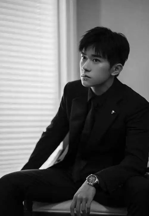 原创易烊千玺不愧能火穿黑色西装配金色身材针骨子里透着文雅