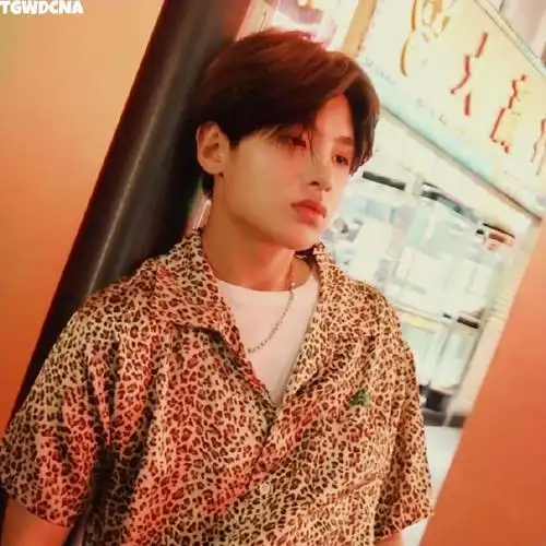 黄明昊豹纹  来看看新鲜帅气的昊哥～这侧颜,这下颚线,这喉结简直太帅