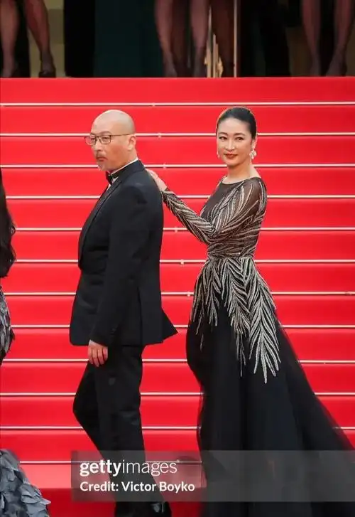 戛纳红毯影星云集!关晓彤美丽,彭于晏变化明显,佟丽娅穿的啥?