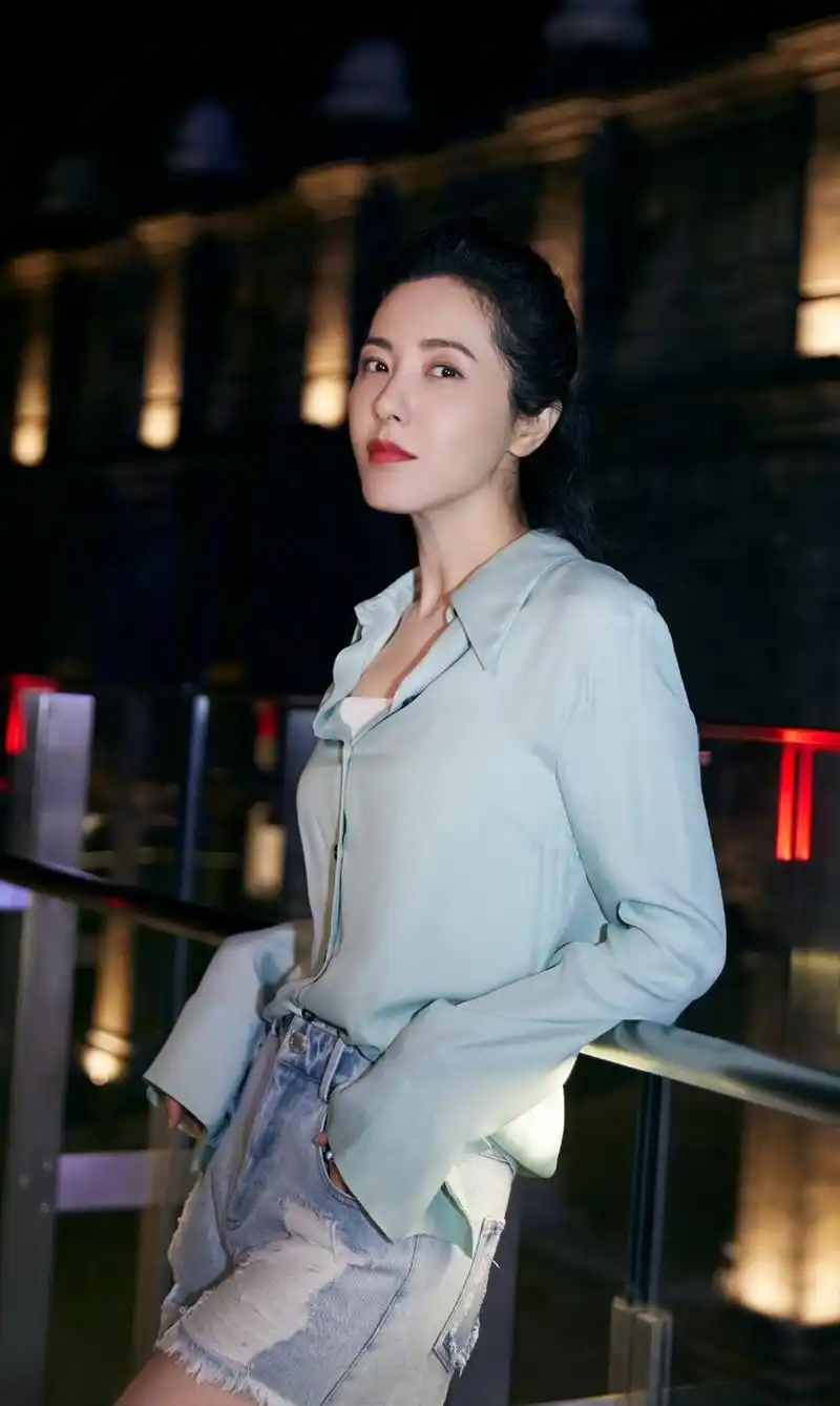说到40岁以上最美的女明星,曾黎也算得上是不二之选了