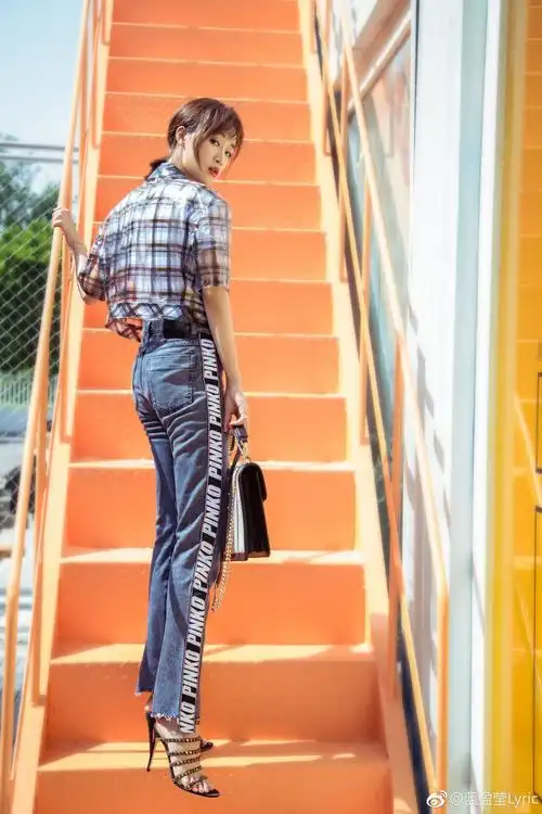 蓝盈莹一身潮装,帅气中透着一丝魅惑!