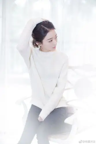 赵丽颖白色毛衣,清新脱俗气质,微微一笑,风采迷人.
