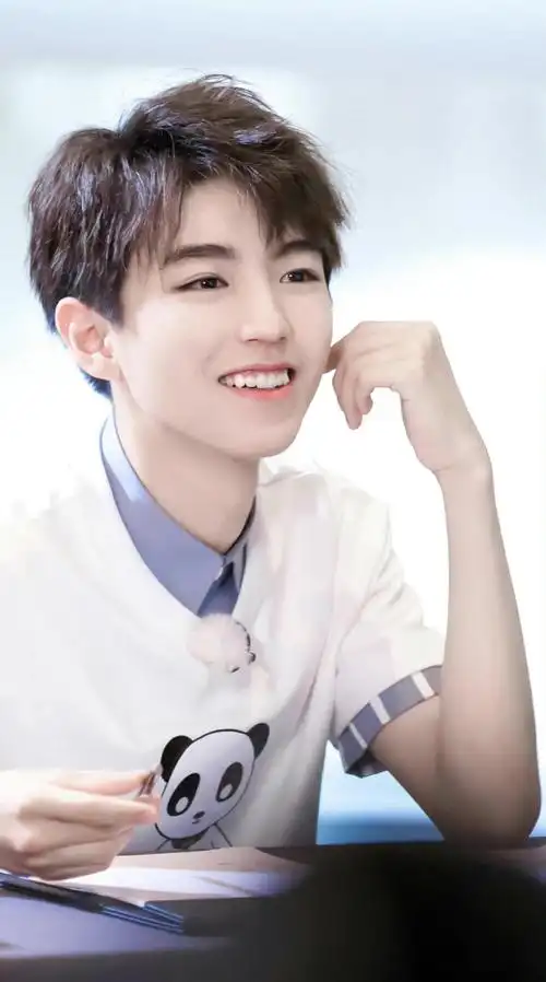王俊凯牙齿嘎嘎白#意气风发的美少年,甜甜的治愈笑容谁能不心软软.