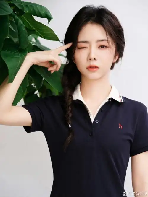 谭松韵脸上画了爱心##谭松韵单侧麻花辫