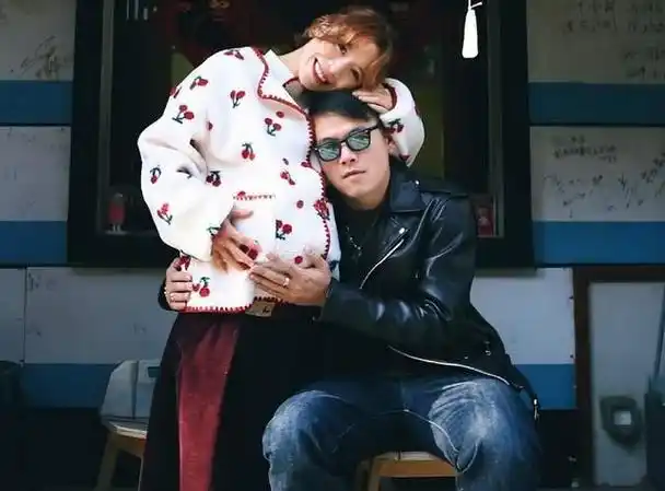 王源喜当舅!黄雅莉顺利生下儿子阿布,全家福首曝光