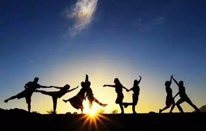 朋友们家人们摆脱千篇一律的拍照姿势搞怪创意照片就从这里学起吧