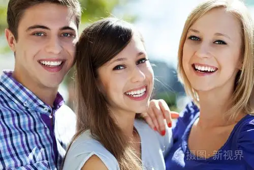 三个年轻的朋友站在一起