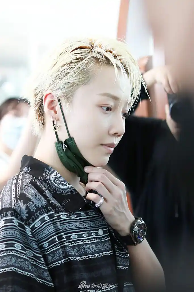 组图:刘雨昕穿黑衬衣配金发时尚在线 摘口罩任粉丝狂拍侧颜撩人
