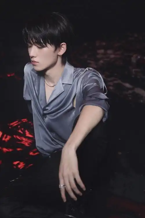 宋亚轩露肩衬衫大片