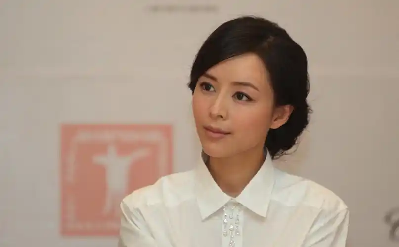 张静初,感觉她非常的柔美,知性,优雅,女神太美了!