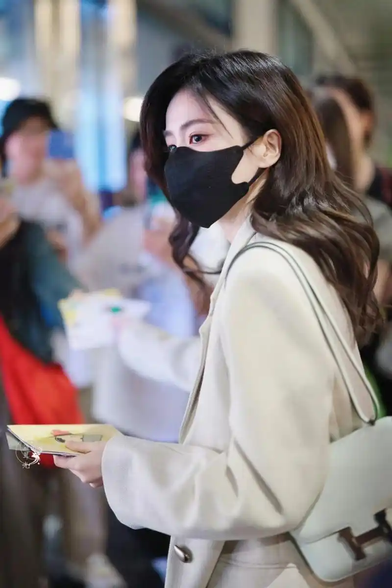 白鹿机场穿搭  内搭  vena label品牌的logo方领背心  外搭 fussed