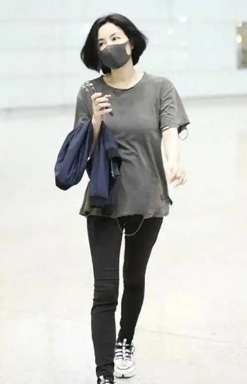 不过王菲的状态却和素人没有太大的差距,一件短t搭配牛仔裤,宽松短t