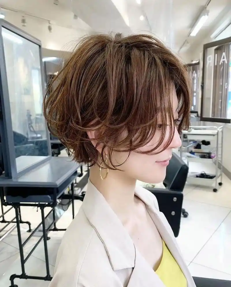 清新时尚的短发纹理烫 给大家分享一组清新时尚的短发纹理烫发型.