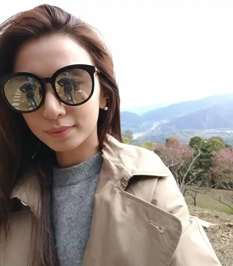 36岁田馥甄素颜白嫩如20,风衣牛仔裤气质佳,父母穿衣却很接地气