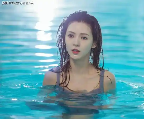 张予曦泳池高清图,穿吊带短裙性感迷人,湿发造型宛如出水芙蓉_照片