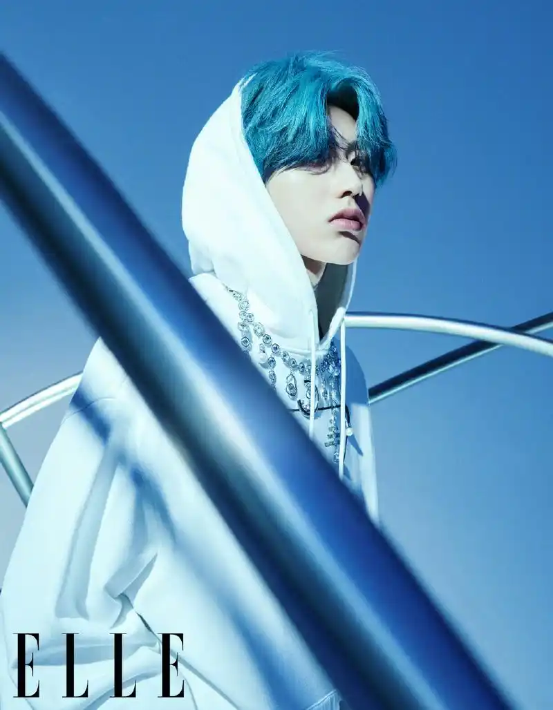 消息蔡徐坤登elle三月刊封面诠释他的蓝色时刻