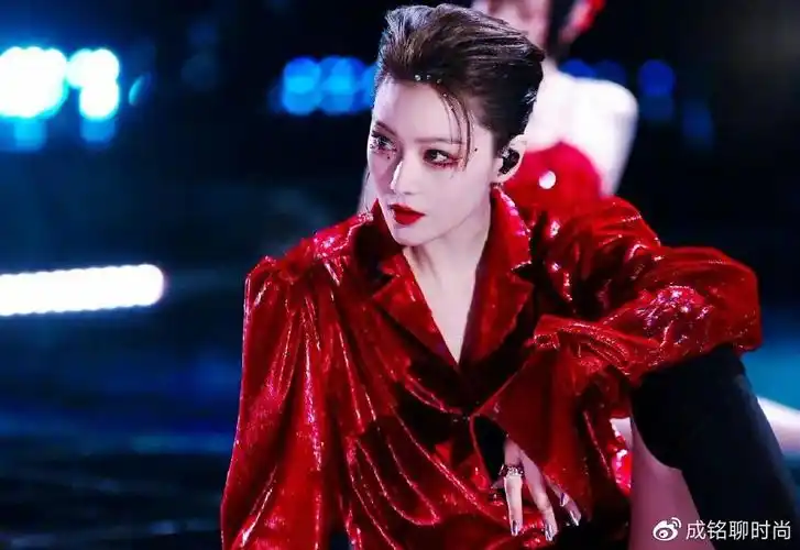 张馨予《浪姐2》造型真飒,红色短裙配高筒靴,背头短发潮力四射