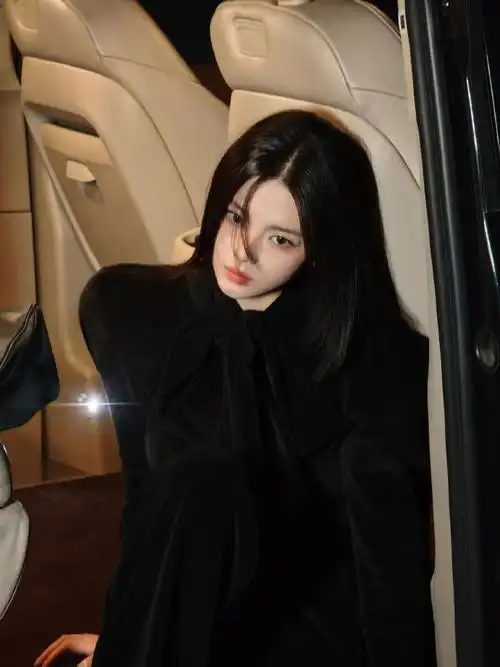 杨超越全黑系穿搭