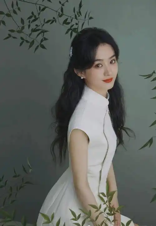 赵丽颖白色旗袍好美,电视晚会登台献唱,34岁宛如仙女_颖宝_楚乔_治愈