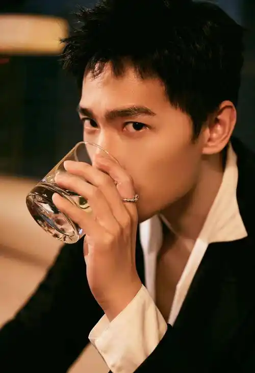 男明星杨洋时尚写真:风度翩翩,气宇不凡_杨洋_时尚_写真