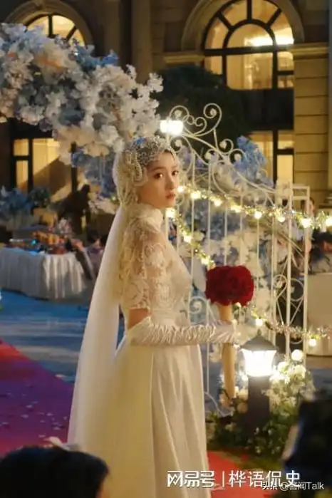 关晓彤晒左双桃民国婚纱照,评论区被鹿晗霸屏!催促赶紧开花结果