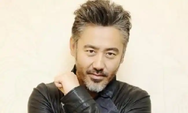 男明星留胡子靓照,王宝强帅到掉渣,胡歌最男人,而他堪称整容!