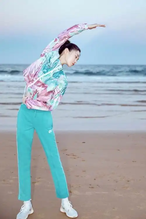 宋轶海滩做起了瑜伽,一身运动休闲服清新脱俗,气质淡雅