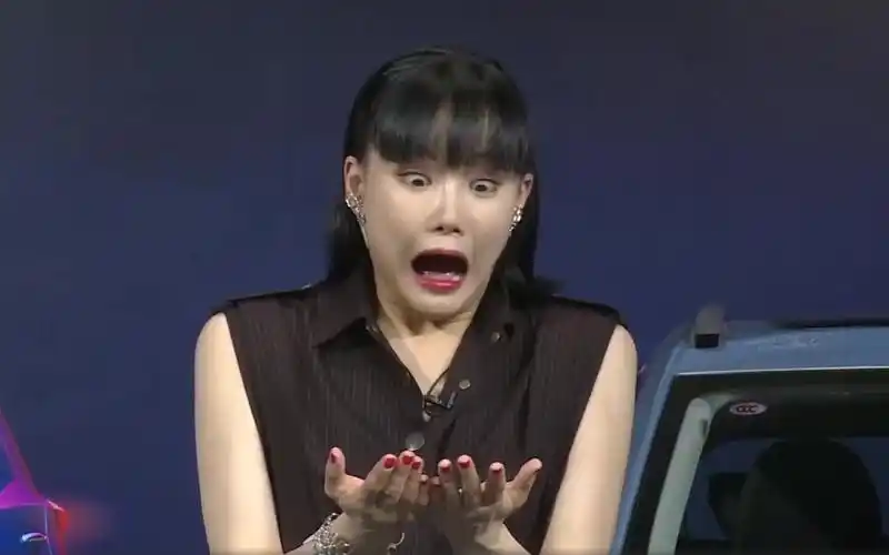 黄龄直播丨行走的表情包出现了 忍不住疯狂截图