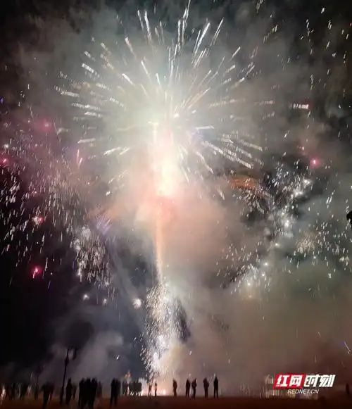 零点的烟花开启下一个四季丨新春走基层·小镇青年_腾讯新闻