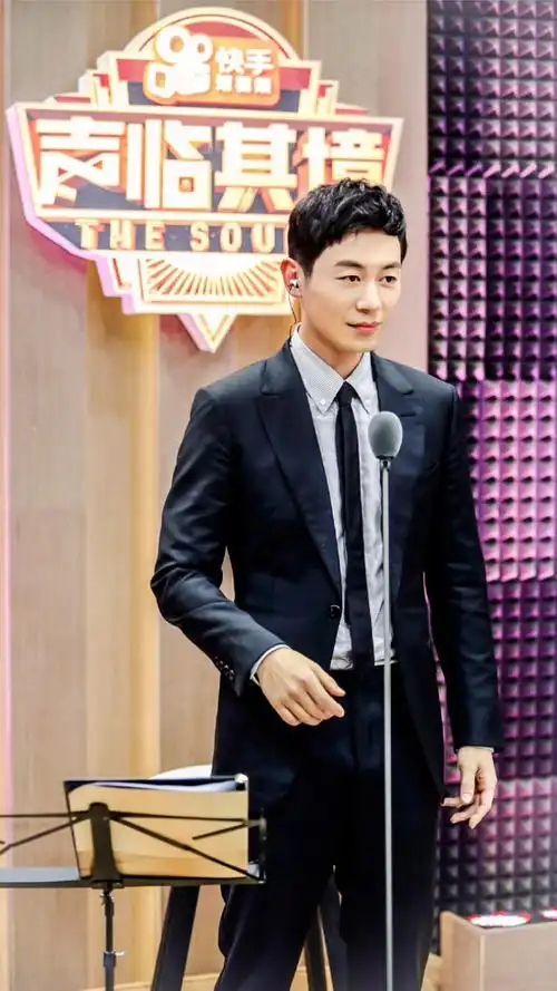 朱亚文《声临其境》帅气剧照图片