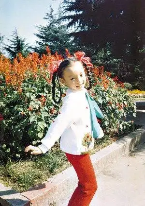 孙俪童年照曝光大脑门超级萌真是女大十八变越变越好看