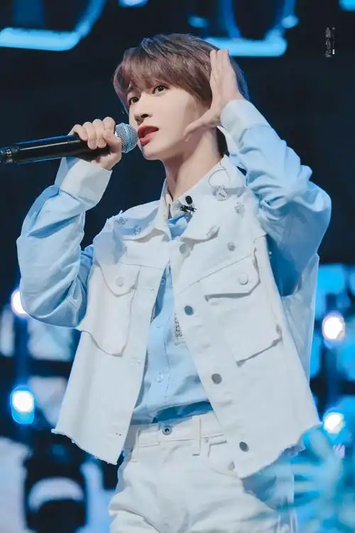 刘宇沸腾校园##into1天生就要飞舞台首秀