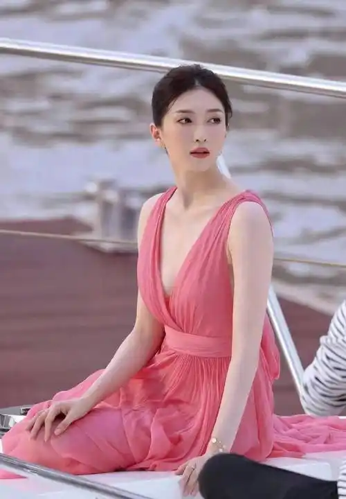 江疏影:身着"粉色球衣"湖边秀身材!_时尚_魅力_连衣裙