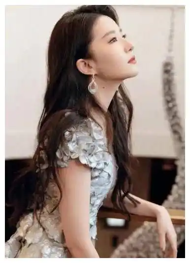 35岁刘亦菲结束中国工作!