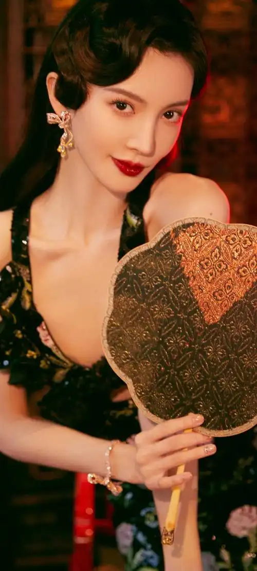 在这组壁纸中,金晨化身为时尚的代表,展现了她的多面魅力.