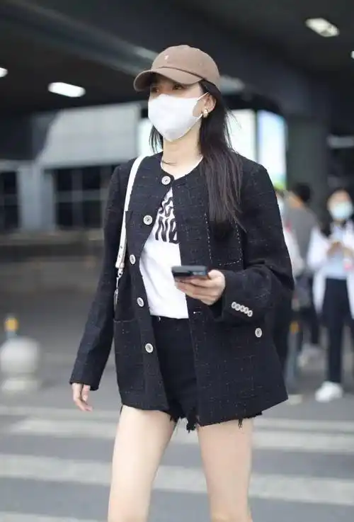 孙怡穿黑色小香风外套搭配马丁靴 挎白色手提包知性十足_黄花机场_酷