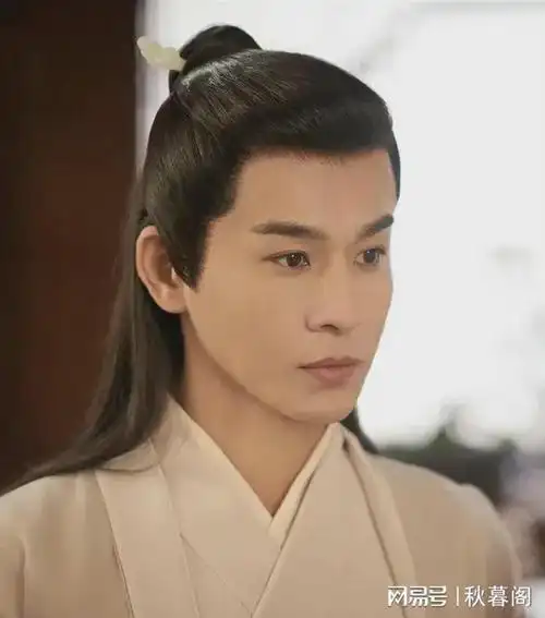 乔振宇当年也是赫赫有名的古装美男,靠着一手颜值以及精湛的演技俘获