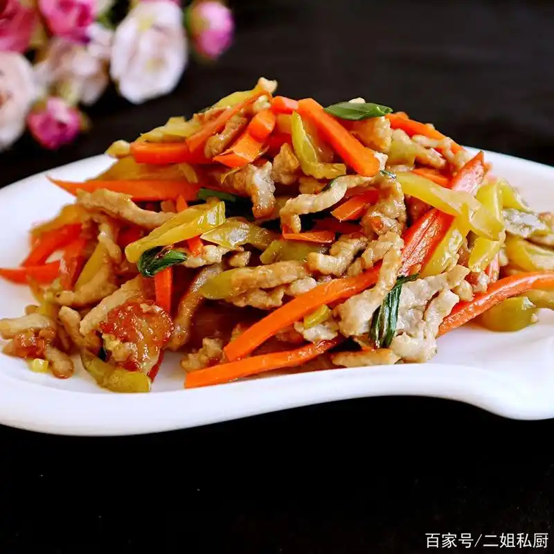 "家常菜"尖椒榨菜炒肉丝这样做,榨菜肉丝滑嫩,而且营养十足