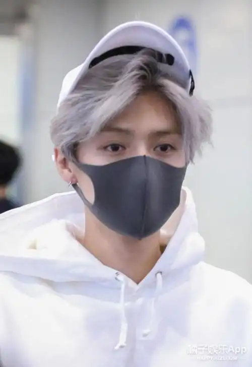 鹿晗新发色酷帅man爆,这些年他染过的发色可以连成一