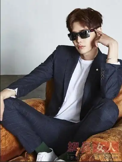 长腿欧巴李钟硕耍帅眼镜大片