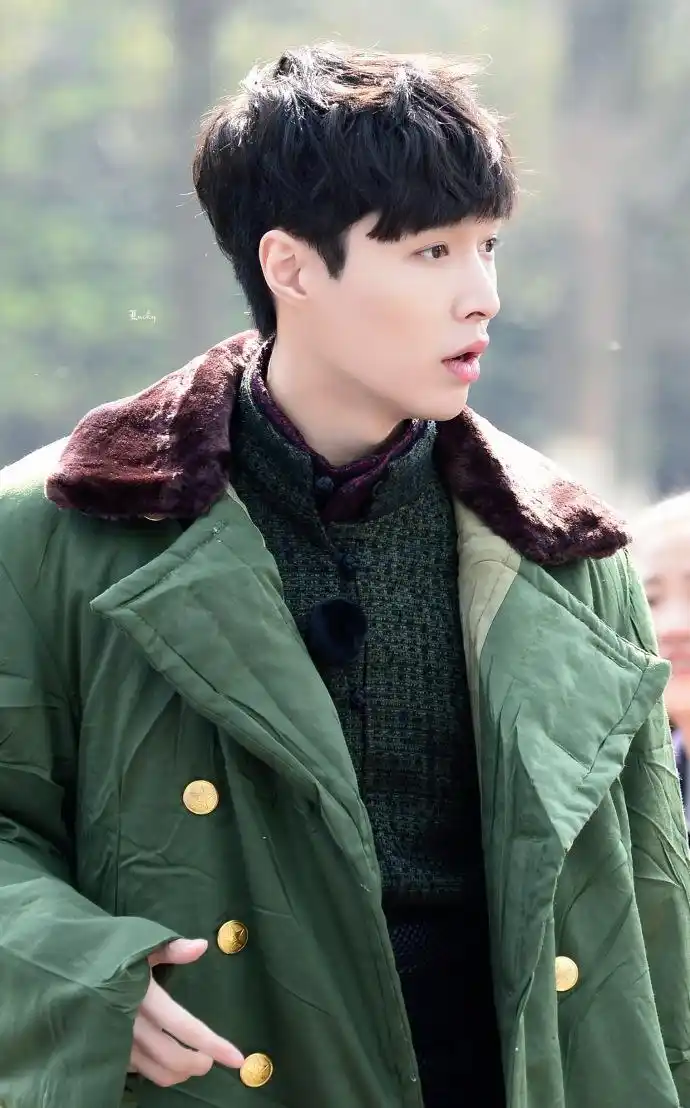 [张艺兴][分享]180607 气质一绝张艺兴 笨重的军大衣也掩盖不住的仙气