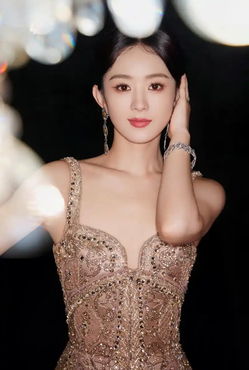 赵丽颖,鎏金色吊带长礼裙,优雅气质尽显风采!