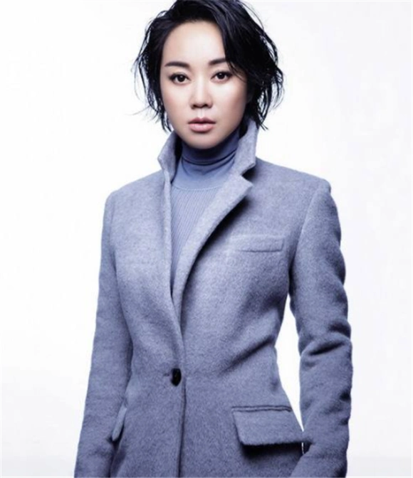 闫妮身穿经典西装,干练有范,尽显她的霸道与性感