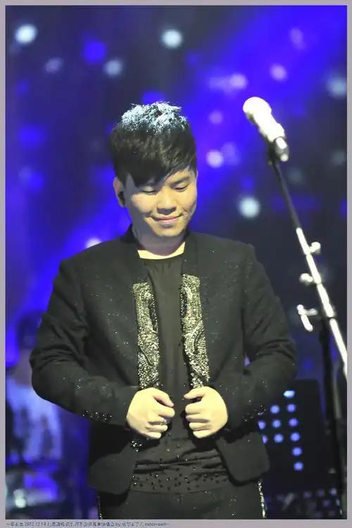 p>常石磊,1981年7月21日出生于广东省广州市,中国内地男歌手,音乐