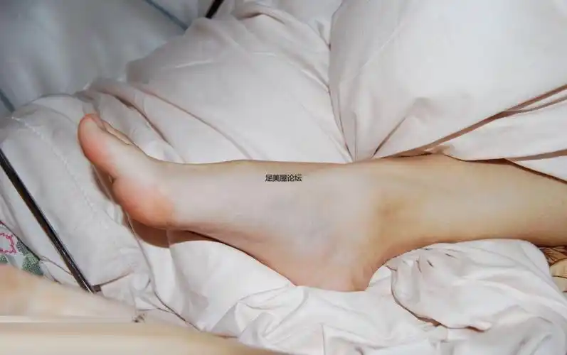 脚趾细长,脚底看着没有老茧,脚丫丫娇小,皮肤白嫩,是上品香脚丫![17p]