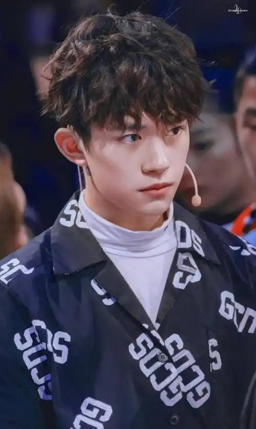 易烊千玺的发型,你是卷的还是顺的?_卷发_造型_头发