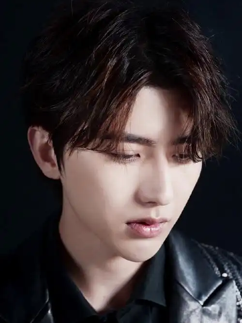 这唇0002这锁骨00    7915过期物料(已抹logo)  #蔡徐坤