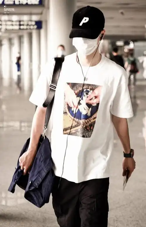 王一博北京机场出发路透,启程前往日本参加香奈儿的大秀啦,白t棒球帽