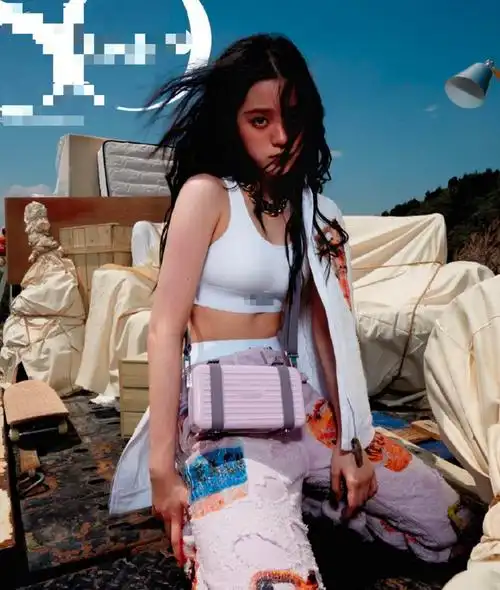 22岁欧阳娜娜穿内衣秀身材,腰部纤细肌肉明显