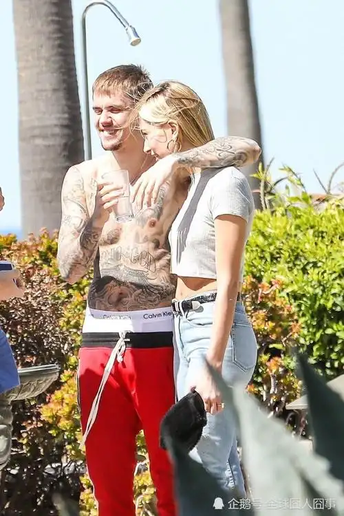 贾斯汀比伯和妻子海狸海滩漫步散心,甜到爆炸,网友求两人生孩子